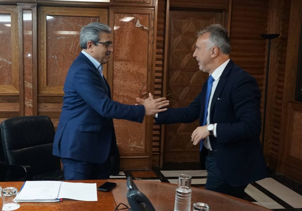 Román Rodríguez y Ángel Víctor Torres gestualizan la buena sintonía en el Gobierno de Canarias. DA
