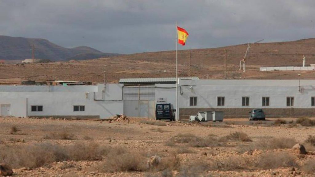 Una plataforma contraria a los CIE rechaza la reapertura del centro de El Matorral, en Puerto del Rosario. DA