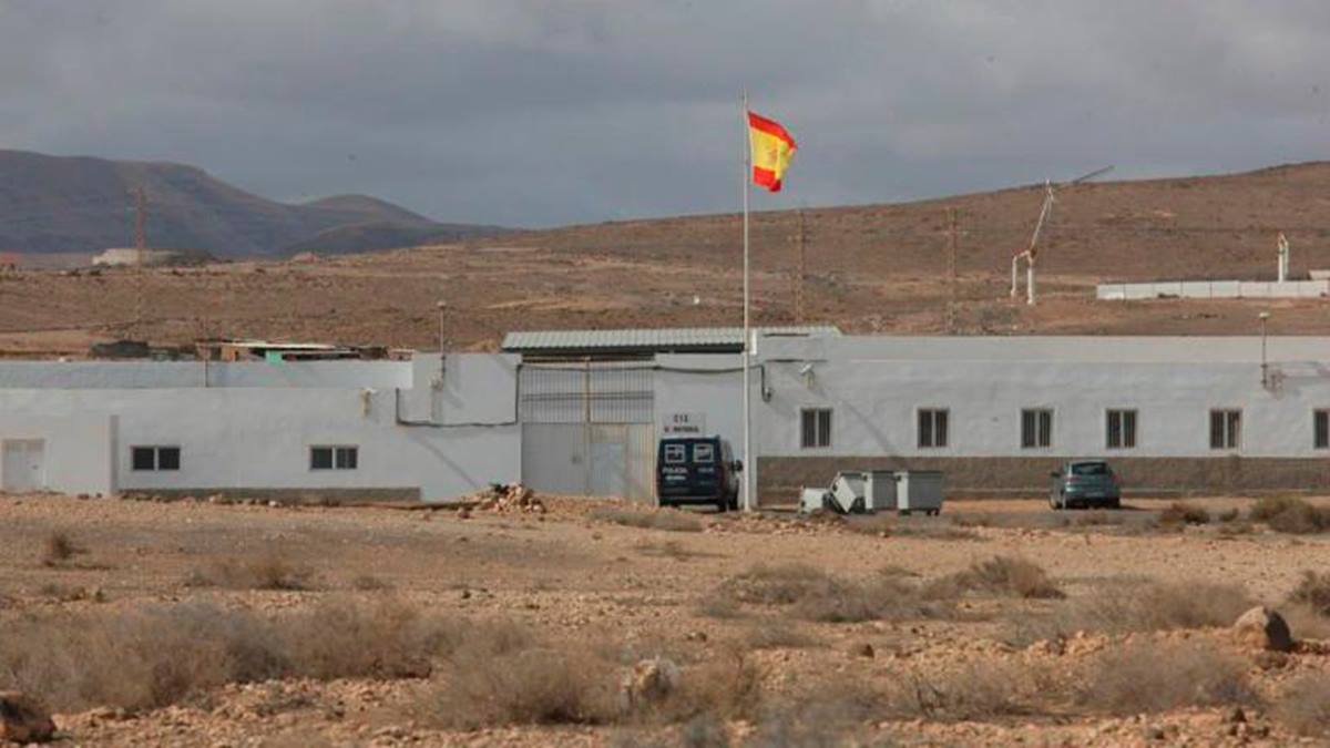Una plataforma contraria a los CIE rechaza la reapertura del centro de El Matorral, en Puerto del Rosario. DA
