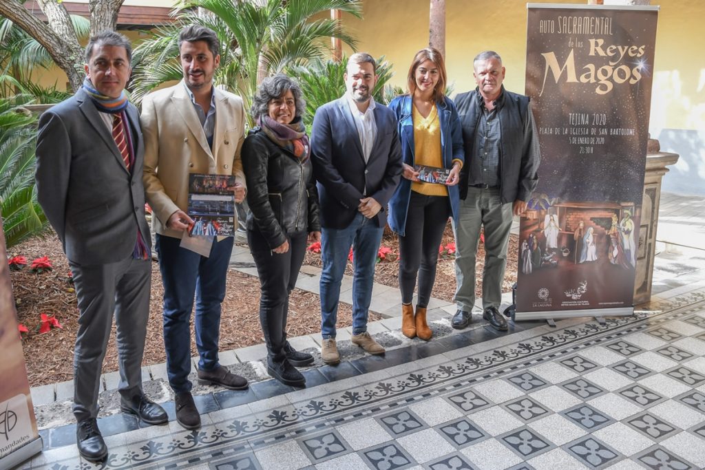 El alcalde (2i) junto con los concejales y representantes de la asociación, ayer. / DA