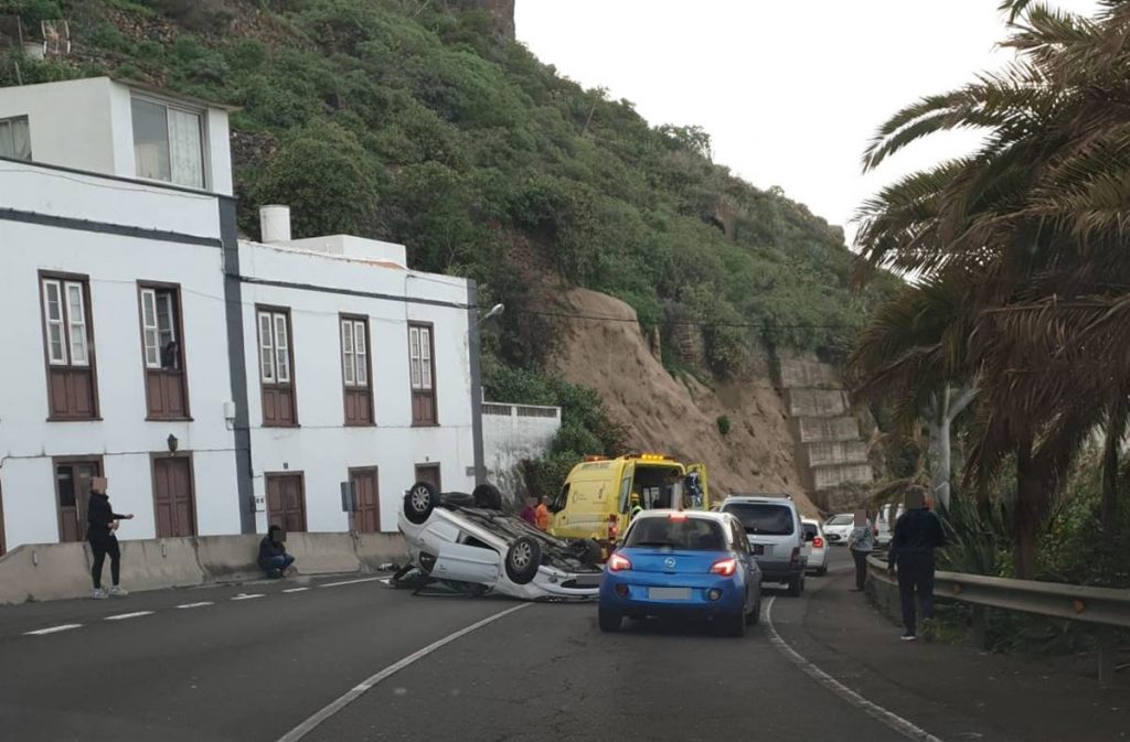 Vuelca un vehículo en San Juan de La Rambla. DA