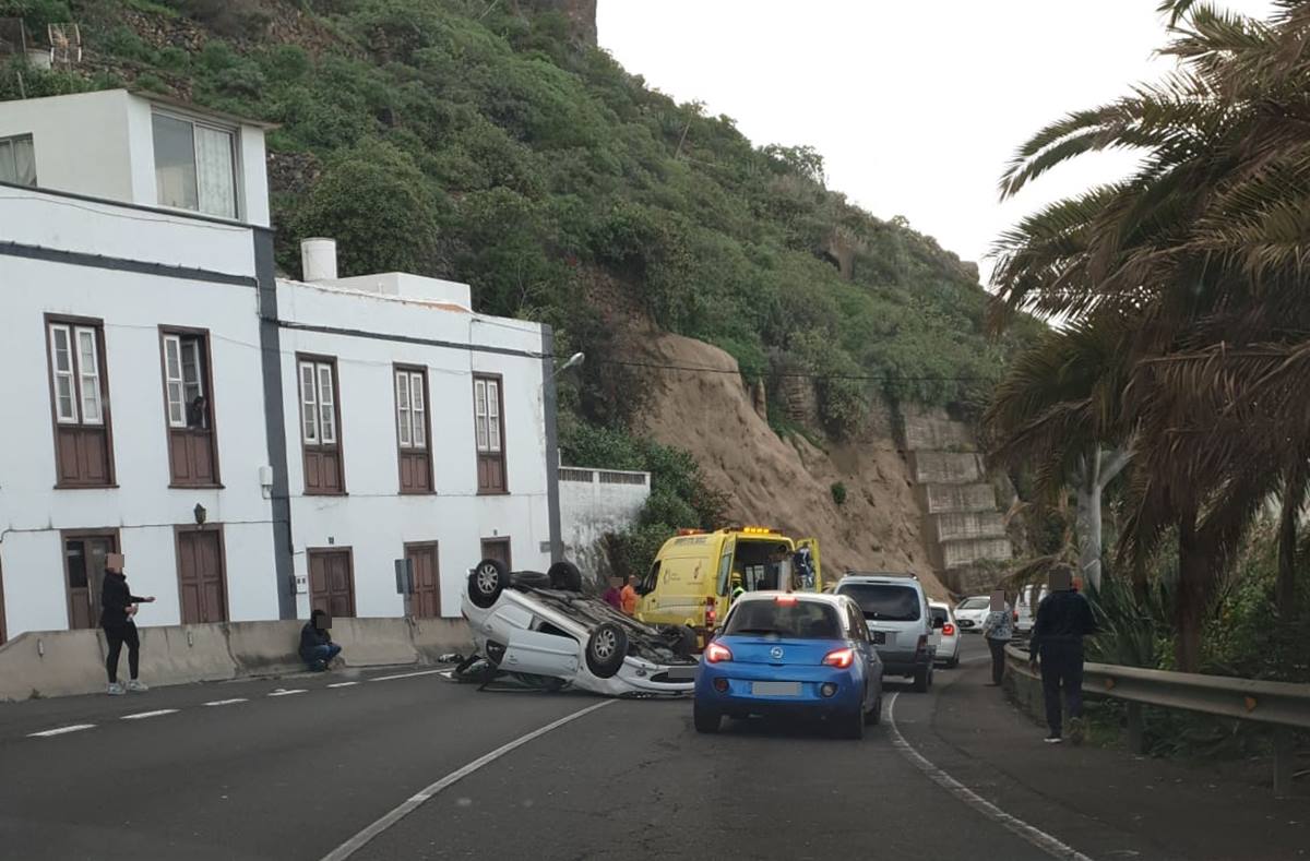 Vuelca un vehículo en San Juan de La Rambla. DA