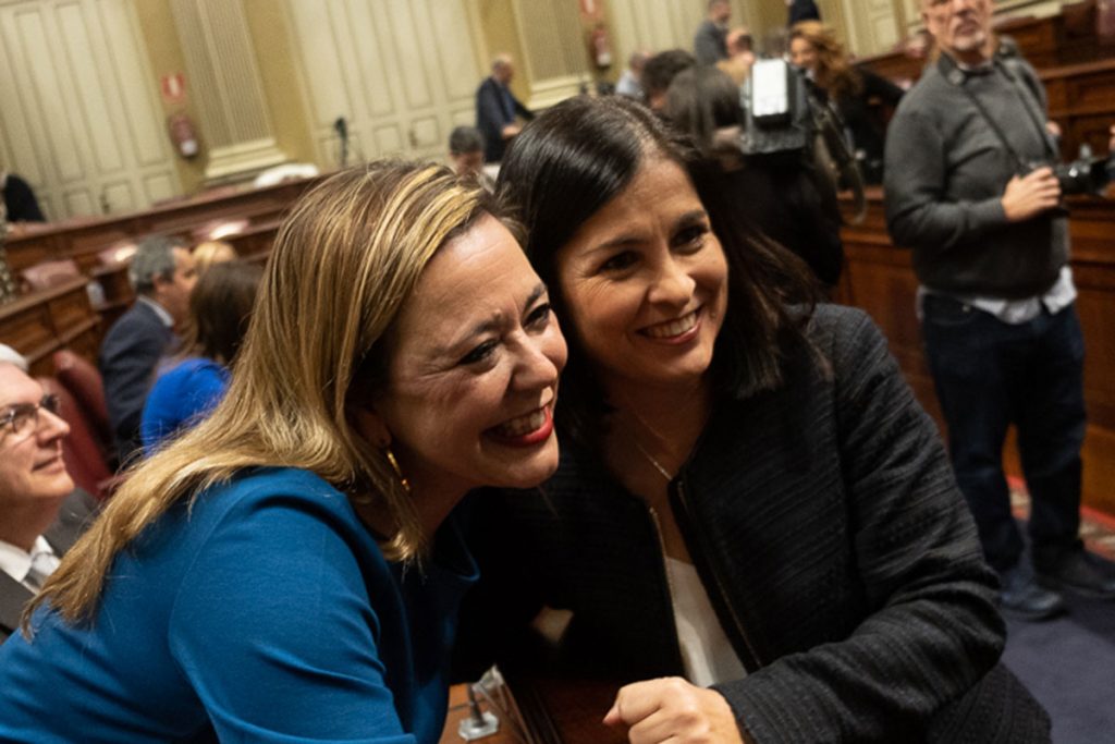 Carolina Darias junto a la socialista Dolores Corujo