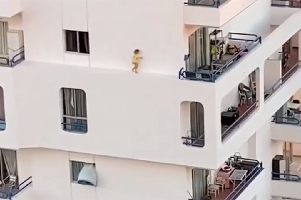 NIÑA CAMINA FACHADA EDIFICIO PLAY PARAÍSO ADEJE