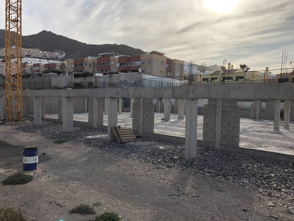 Aspecto que luce la obra, parada, del primer Centro Integrado de Formación Profesional del sur de Tenerife, junto a la Autopista del Sur, en Adeje. J. C. M.