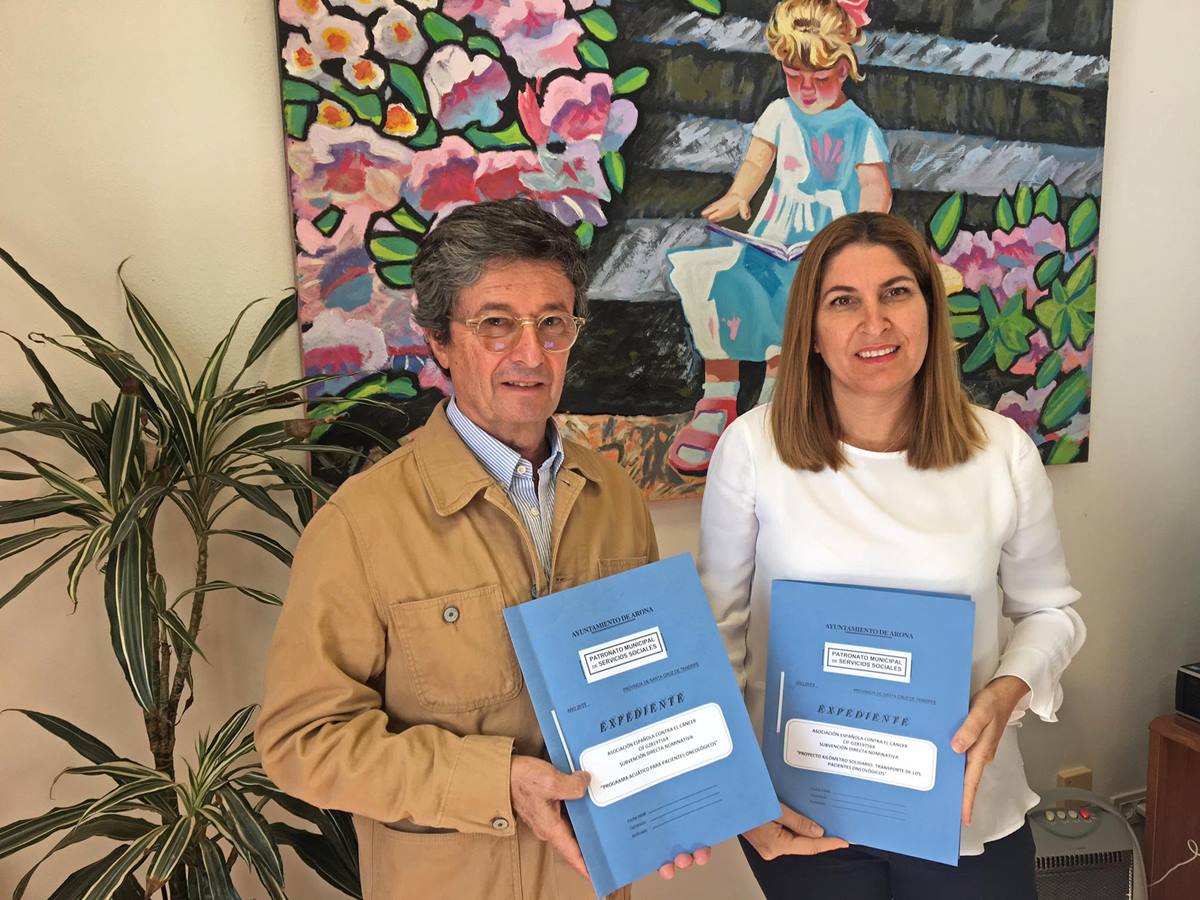 Elena Cabelllo, con el presidente de la AECC, Andrés Orozco. DA
