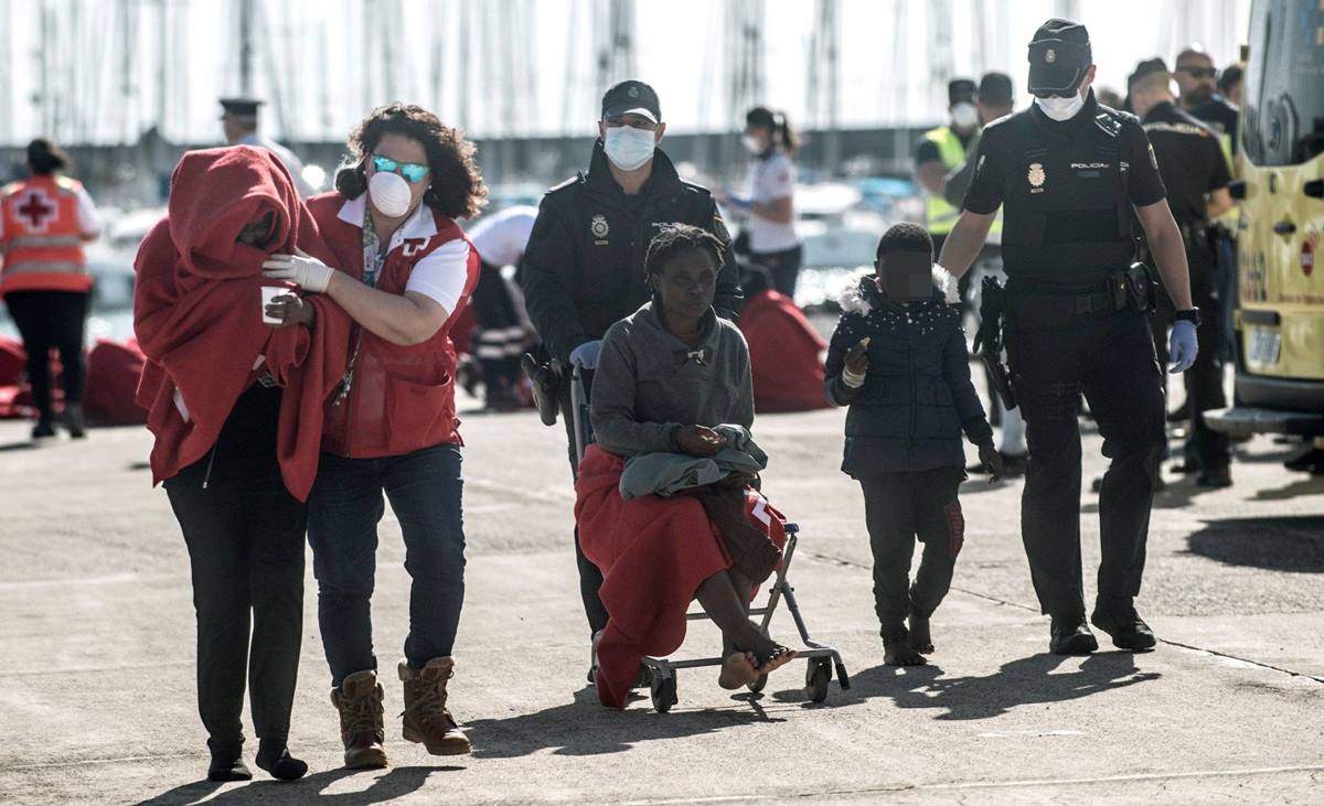 Dos mujeres y un menor desembarcan en Lanzarote en una de las pateras llegadas en este mes. Efe