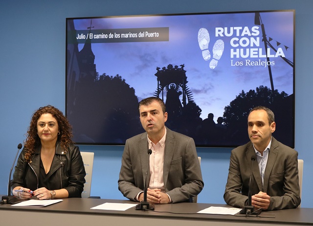 Carolina Toste, Manuel Domínguez y Eduardo Zalba presentaron ayer la iniciativa ‘Rutas con huella’. DA