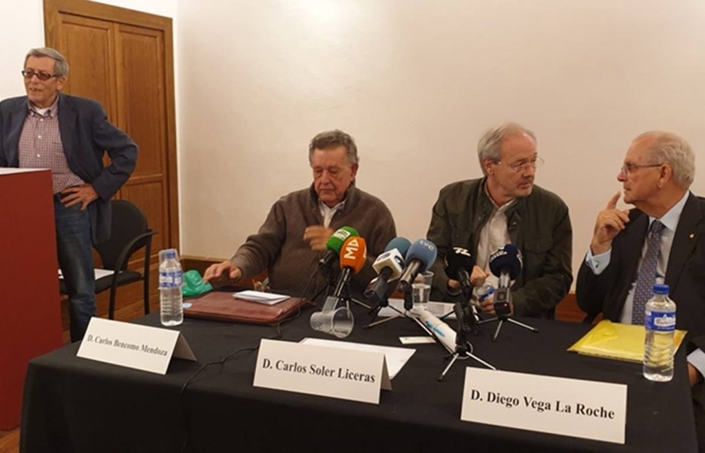 Amable del Corral junto a los ingenieros de Minas que han estudiado el informe presentado y elaborado por Carlos Soler, en el centro de la imagen. DA