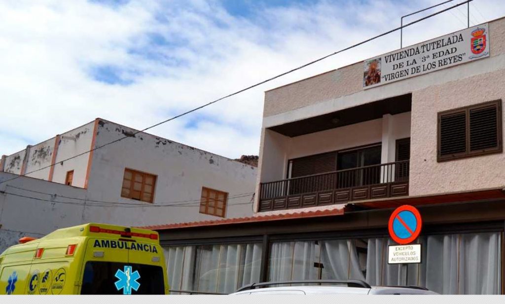 Imagen exterior de la casa tutelada de la Tercera Edad Virgen de los Reyes en donde se encuentran ahora mismo ocho ancianos residiendo, pendientes de los resultados que se darán hoy. DA
