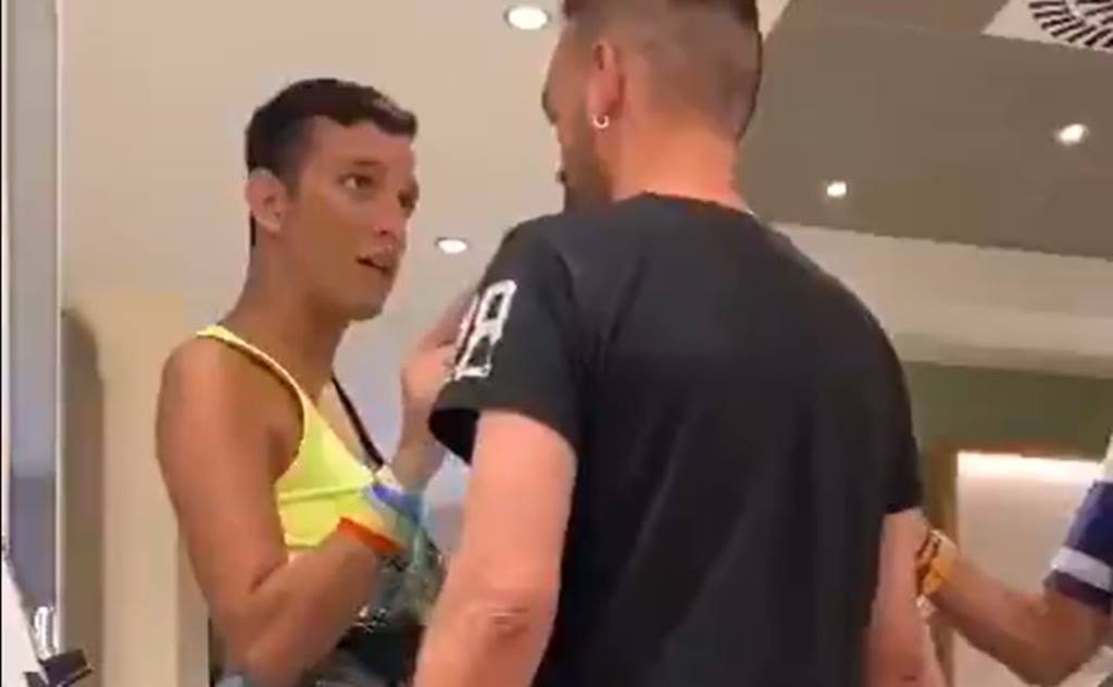 Captura de vídeo de la agresión homófoba en un Mcdonalds de Barcelona. @paleo_20 (Twitter)