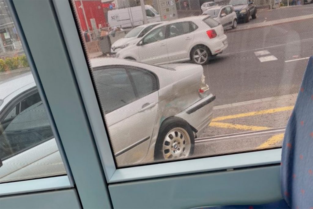 COCHE TRANVÍA ACCIDENTE