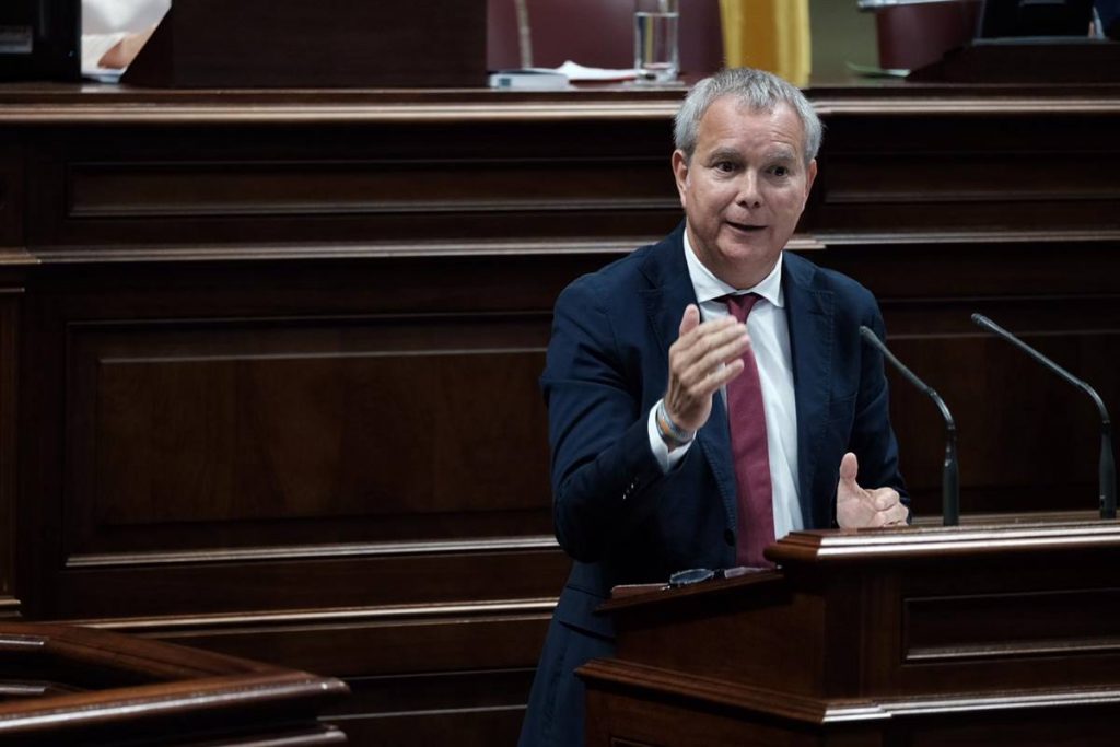 El consejero de Obras Públicas del Gobierno de Canarias, Sebastián Franquis, en el Parlamento. DA