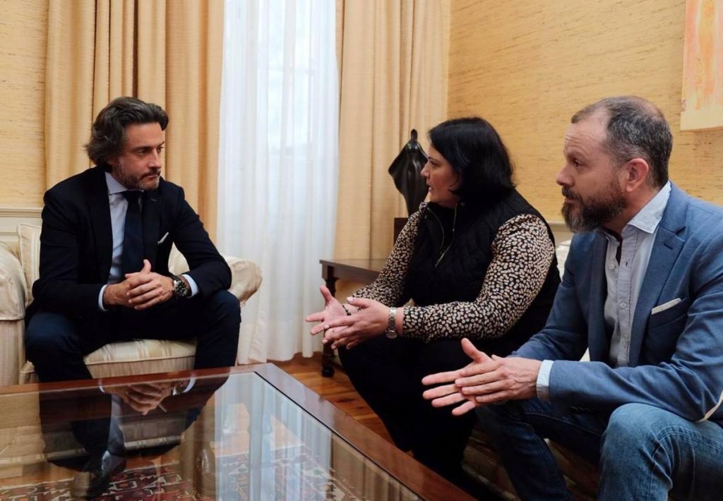 Gustavo Matos atiende a Desiré Hernández y Fernando Cabrera. DA