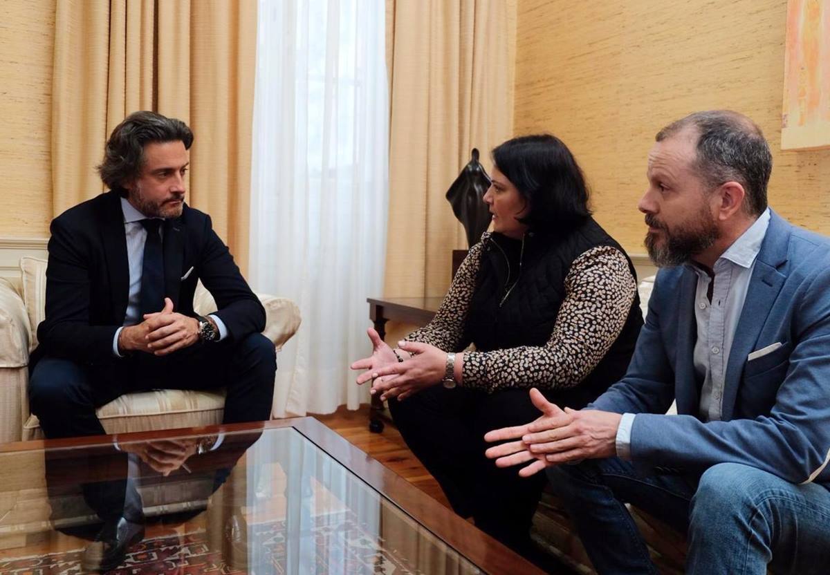 Gustavo Matos atiende a Desiré Hernández y Fernando Cabrera. DA