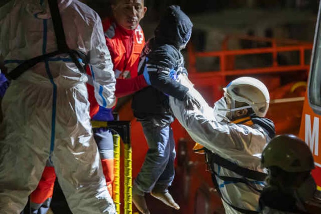 En las tres pateras arribadas en la madrugada de ayer venían otros ocho menores (uno de ellos en la imagen) y tres mujeres embarazadas. Borja Suárez (Efe)
