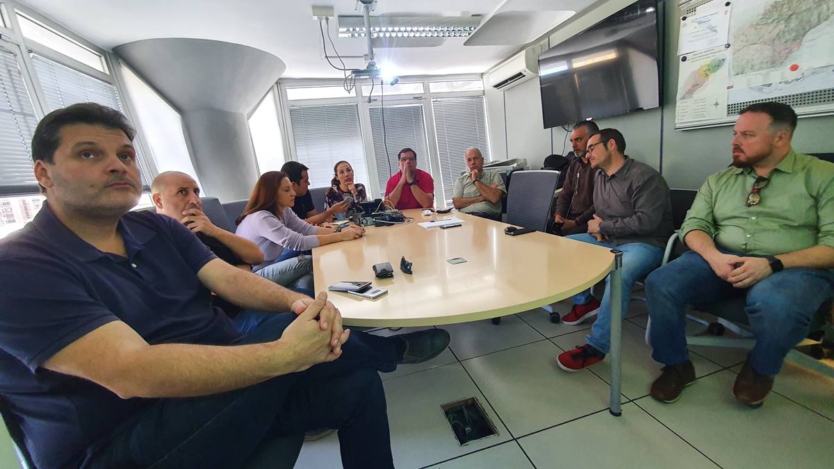 ayer se mantuvo una reunión en el Centro de Coordinación Operativa Municipal del Ayuntamiento de Santa Cruz para evaluar y analizar las predicciones meteorológicas y la alerta por vientos. Twitter