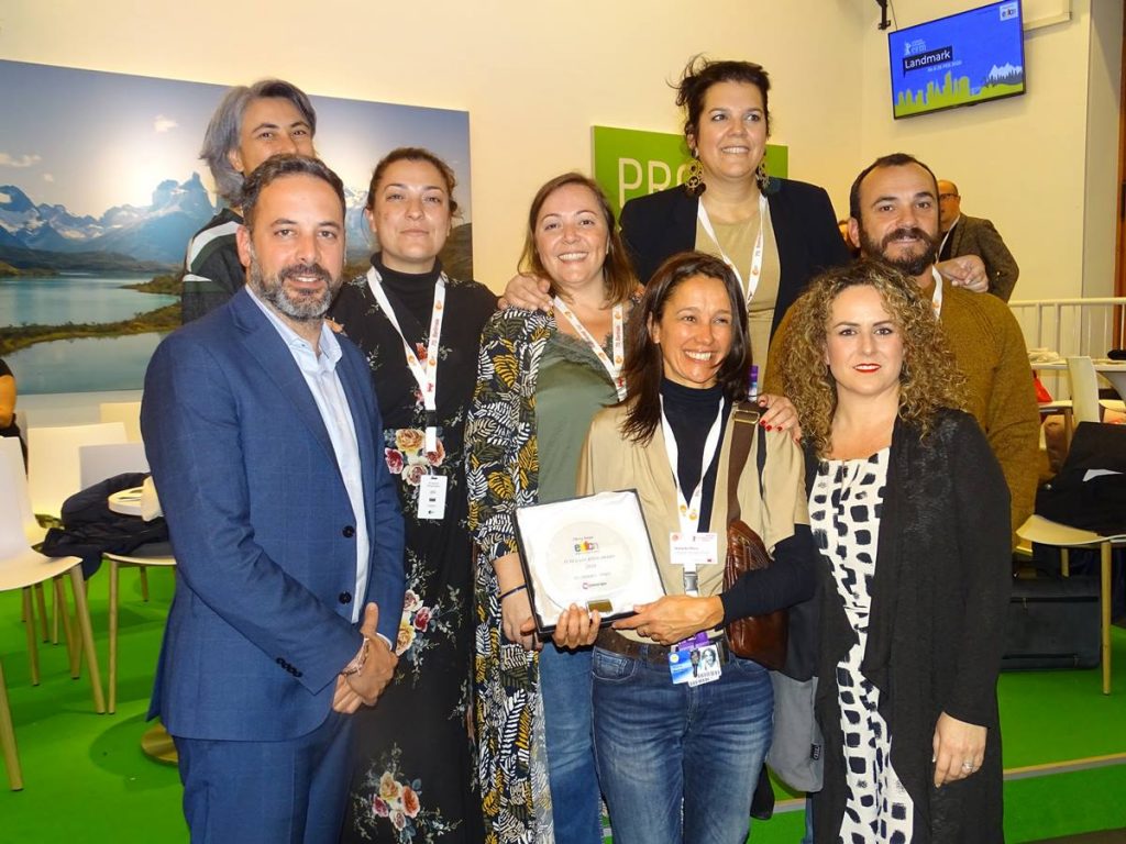 Rubén Pérez (izquierda) y Lucía Fuentes (derecha) arropan a los responsables de ‘Hierro’ tras recoger el premio. DA