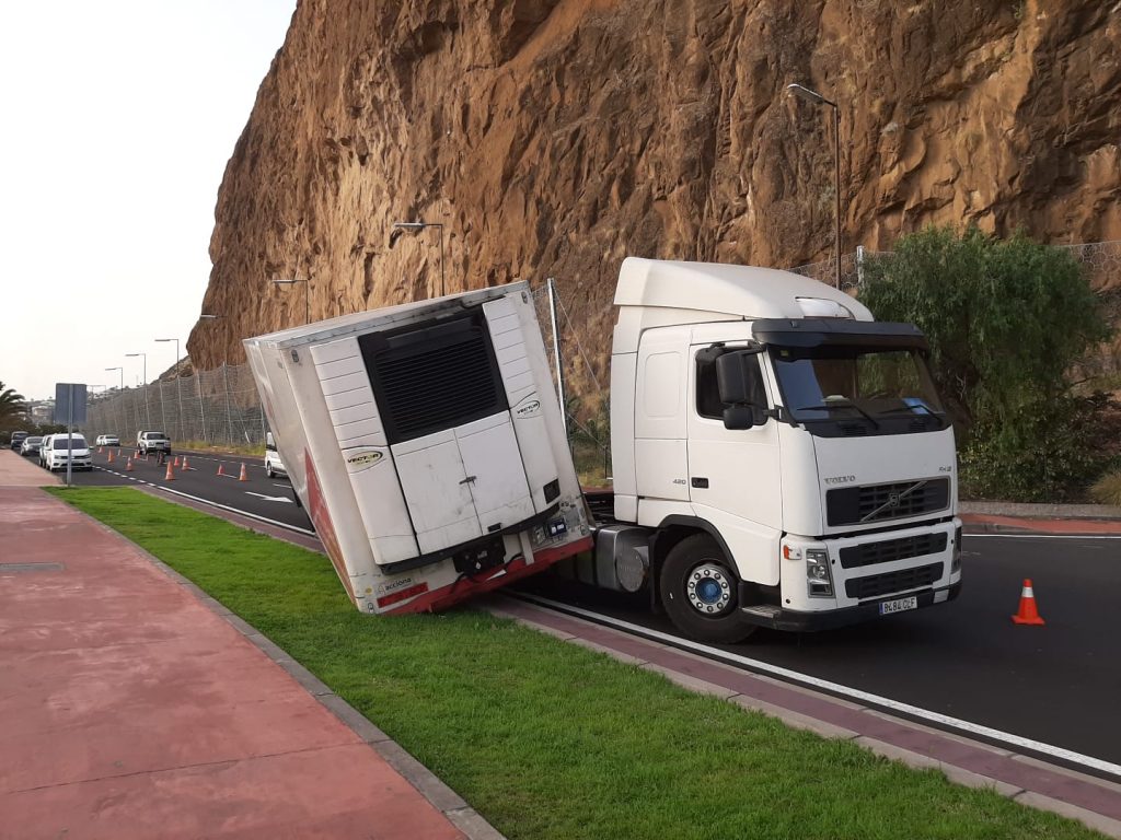 VUELCO REMOLQUE CAMIÓN LA PALMA 1