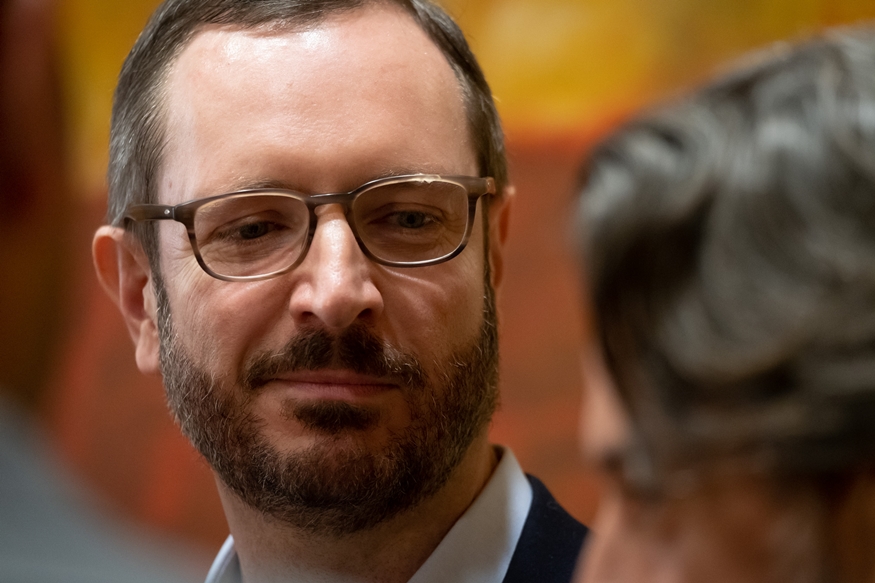 Javier Maroto, en el Parlamento de Canarias. / FRAN PALLERO