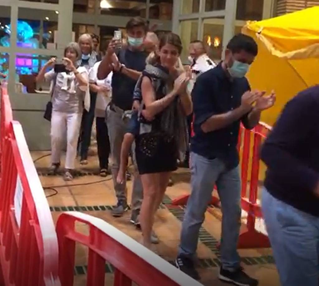 Los últimos huéspedes aislados en el hotel H10 Costa Adeje Palace salen entre aplausos. DA