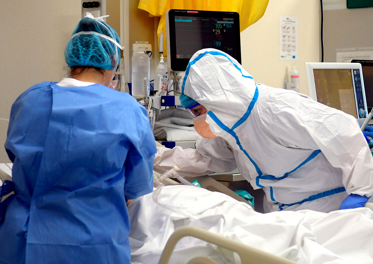 Asistencia a un paciente de coronavirus en el hospital Vizzolo Predabissi de Milán, Italia