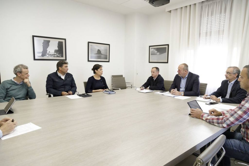 El vicepresidente insular, Enrique Arriaga, se reunió ayer con la vicepresidenta de Ashotel, Victoria López. DA