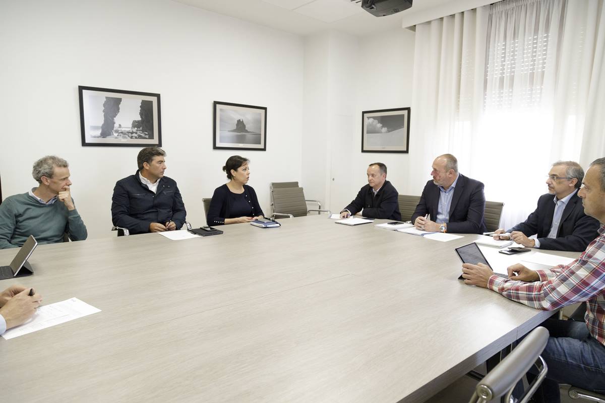 El vicepresidente insular, Enrique Arriaga, se reunió ayer con la vicepresidenta de Ashotel, Victoria López. DA
