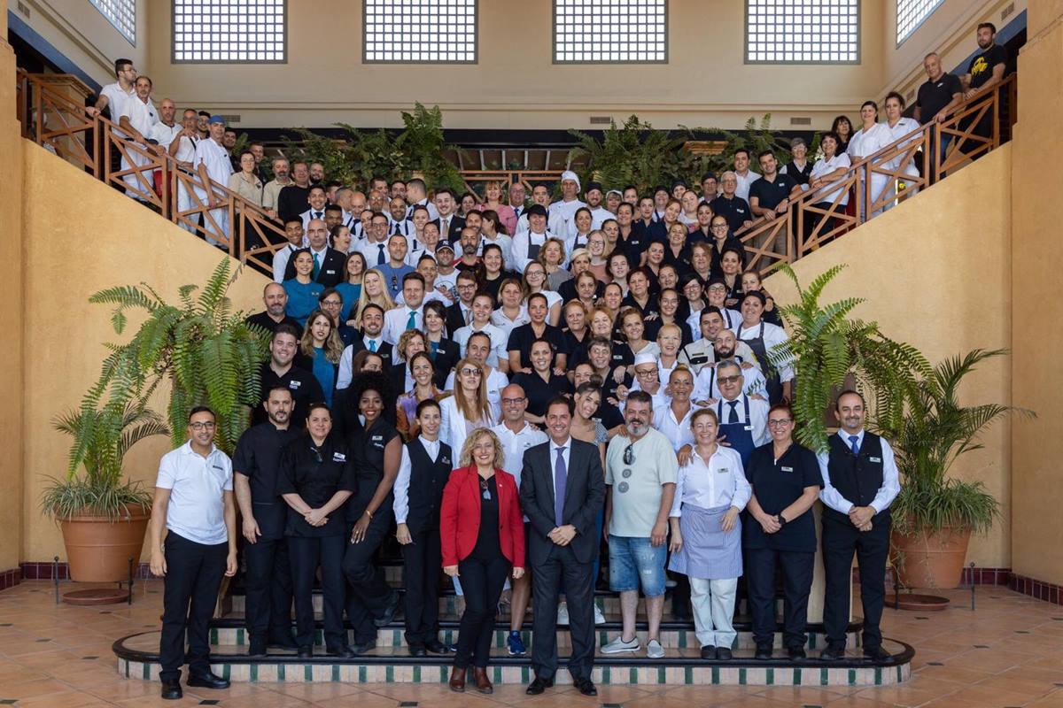 La plantilla de héroes del H10 Costa Adeje Palace, con su director, Jesús Oramas al frente, posó ayer en la escalinata principal del complejo hotelero. DA