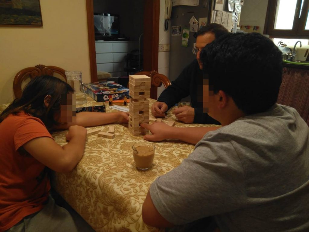 Antonio juega a la jenga con sus hijos a la hora de la merienda.DA