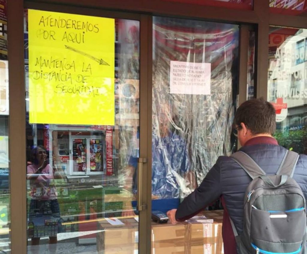 El propietario del estanco Price ha improvisado un mostrador para atender a sus clientes y frenar el covid-19. / DA