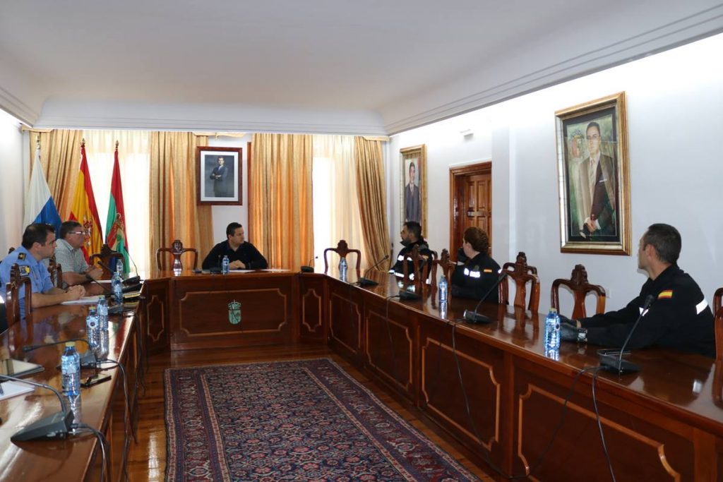 Mandos de la Unidad Militar de Emergencias, en la reunión de ayer con el alcalde de Arona, José Julián Mena. DA