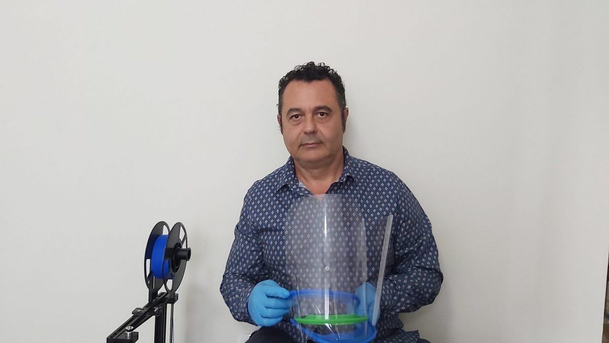 Nicolás Dionis muestra las viseras que ha construido y donó al Ayuntamiento para quienes las necesiten. DA