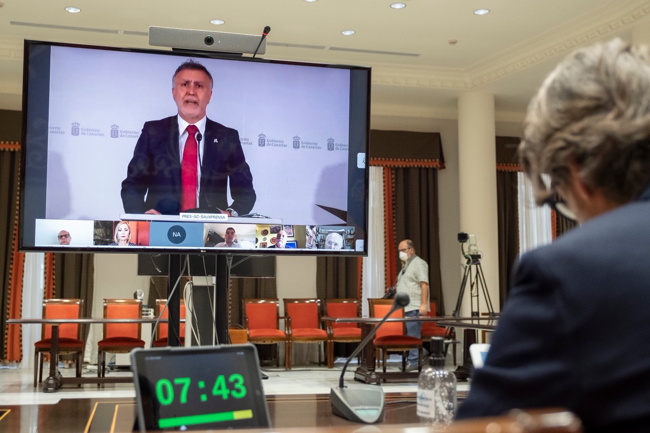 El presidente del Gobierno de Canarias, Ángel Víctor Torres, comparece ante la Diputación Permanente del Parlamento autonómico. / DA 
