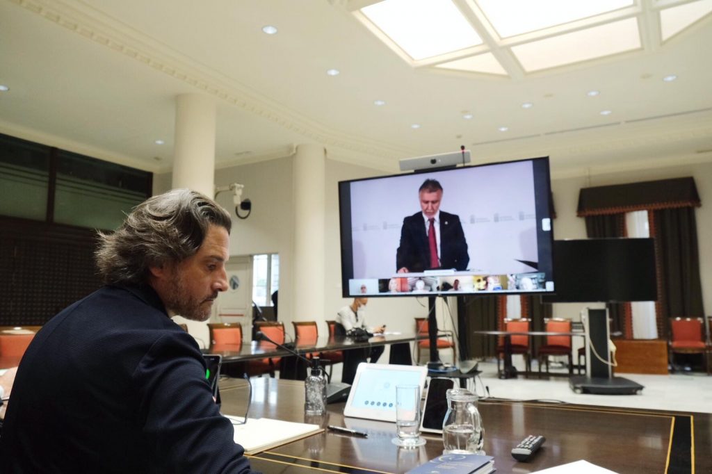 El presidente del Gobierno de Canarias, Ángel Víctor Torres, comparece ante la Diputación Permanente del Parlamento autonómico. / DA