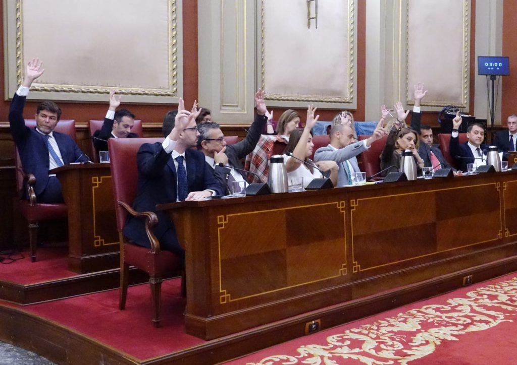 Votación de los concejales de CC y PP en el último Pleno celebrado en febrero. / DA