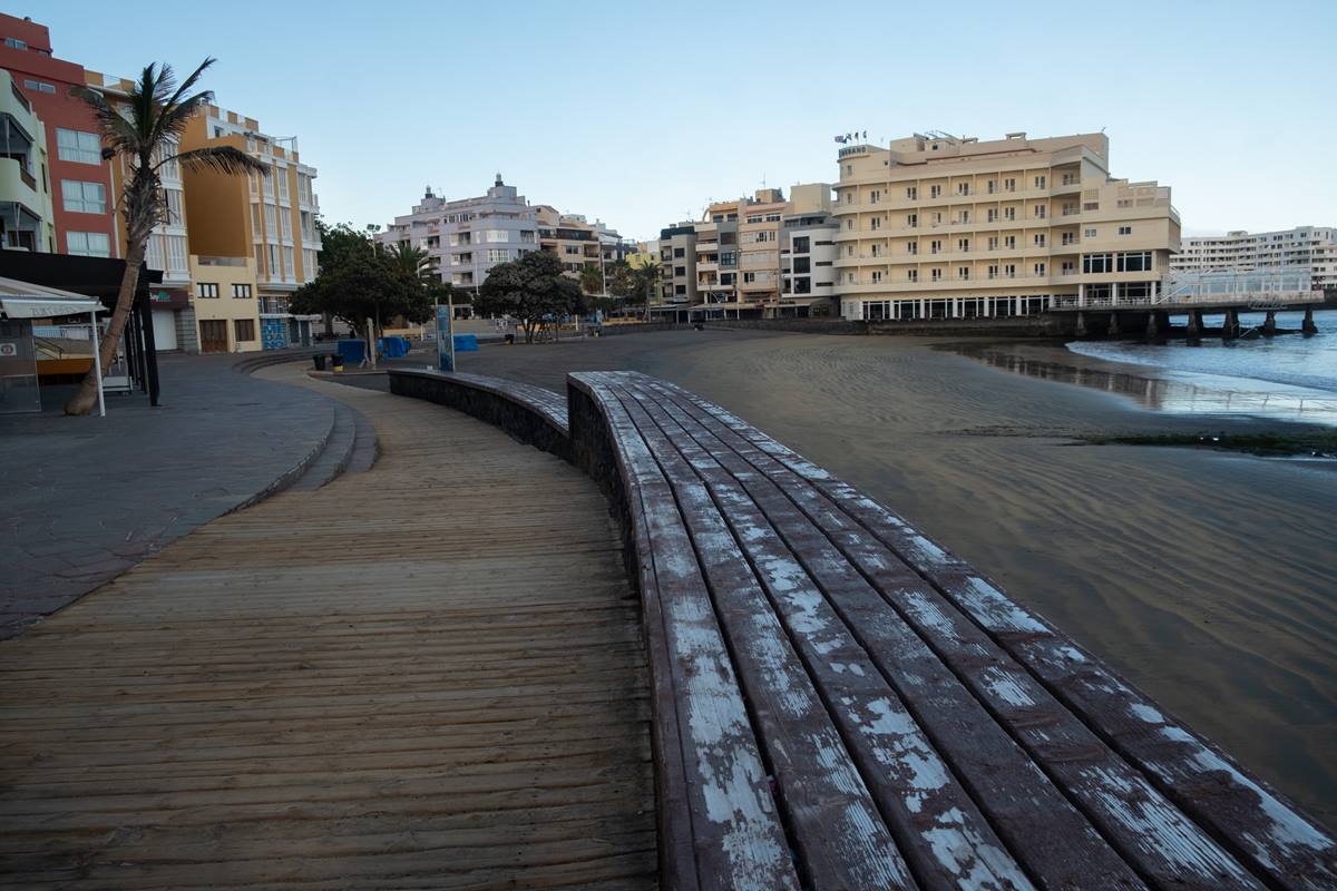 La zona conocida como la milla de oro, en Playa de Las Américas, presenta en estas fechas un aspecto muy distinto al habitual. Sergio Méndez