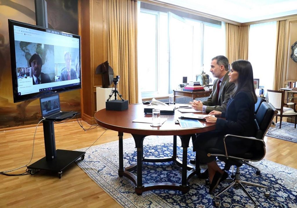Los reyes de España, durante la videoconferencia con los representantes de la patronal hotelera. DA