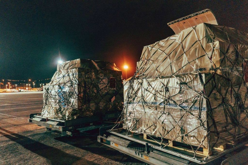 Cajas con mascarillas donadas por HiperDino para personas de la tercera edad. DA