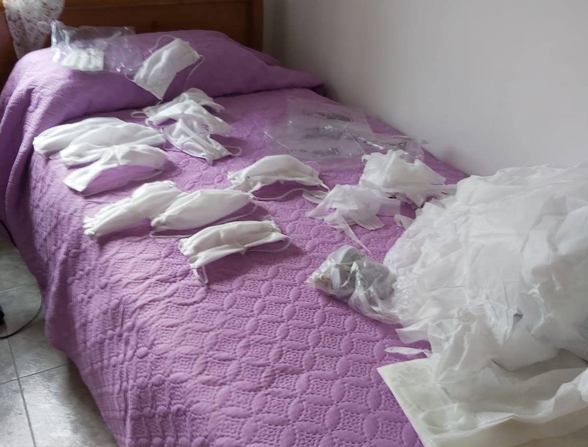 Inés cose mascarillas que regala a quienes las necesitan. DA