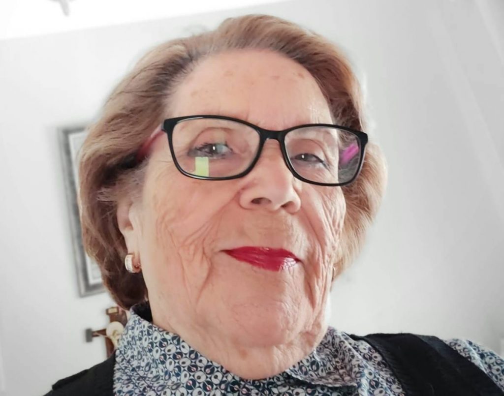 Inés cose mascarillas que regala a quienes las necesitan. DA