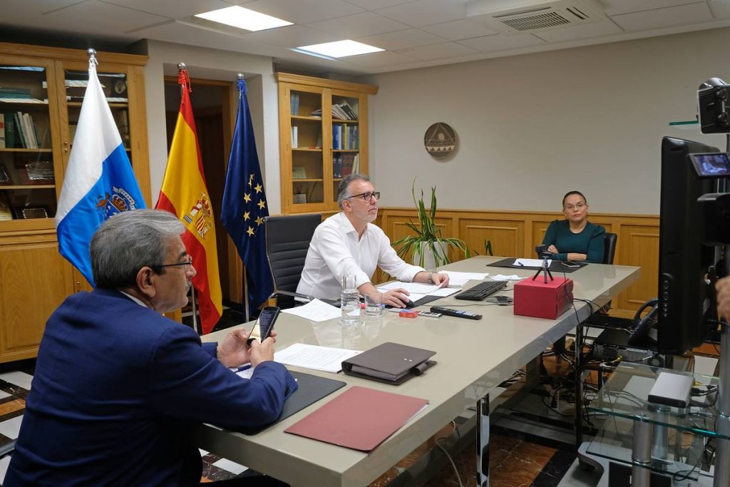Ángel Víctor Torres, Román Rodríguez y Noemí Santana despacharon ayer con la Fecam y la Fecai. DA