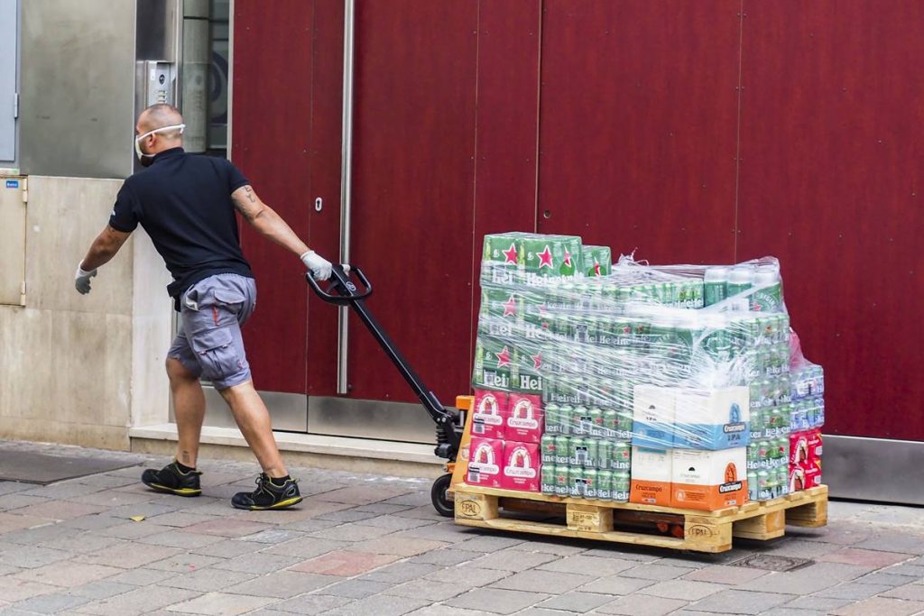 Un repartidor de bebidas se dirige con su género al almacén de un supermercado . Sergio Méndez