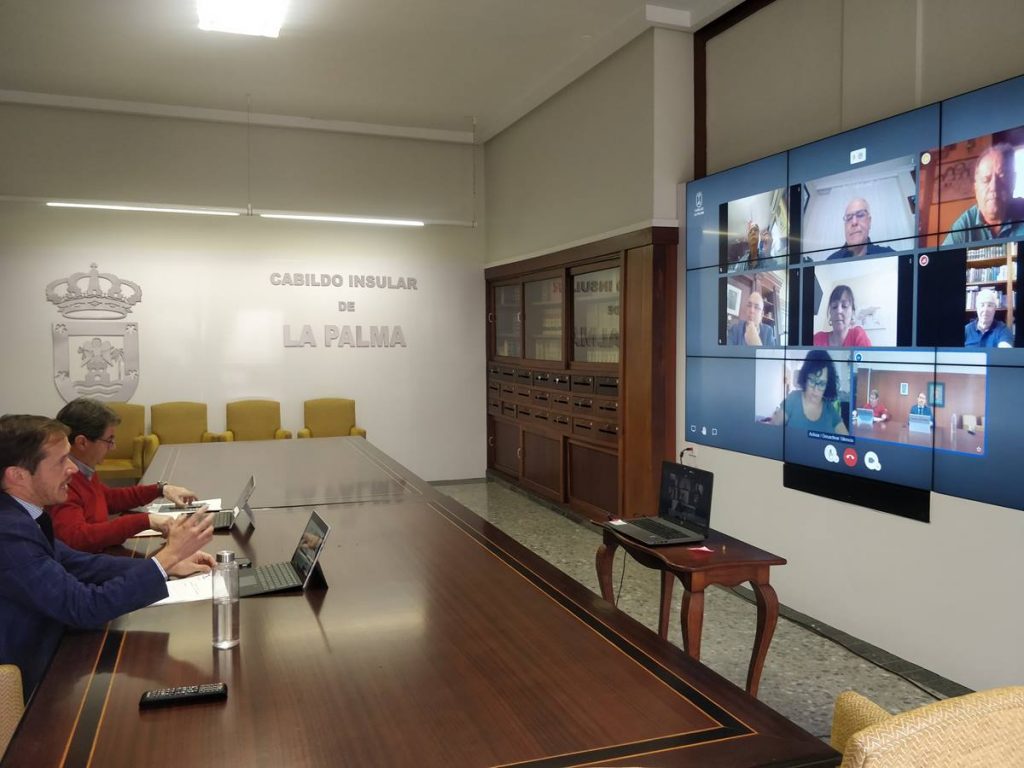 Foto del momento en que el presidente y el vicepresidente se conectaron con los antiguos líderes insulares. DA