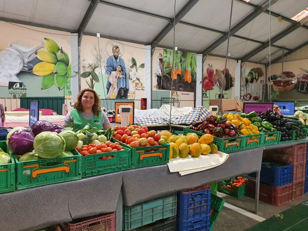 Encarna Morales, en su puesto del Mercadillo del Agricultor de San miguel de Abona. DA