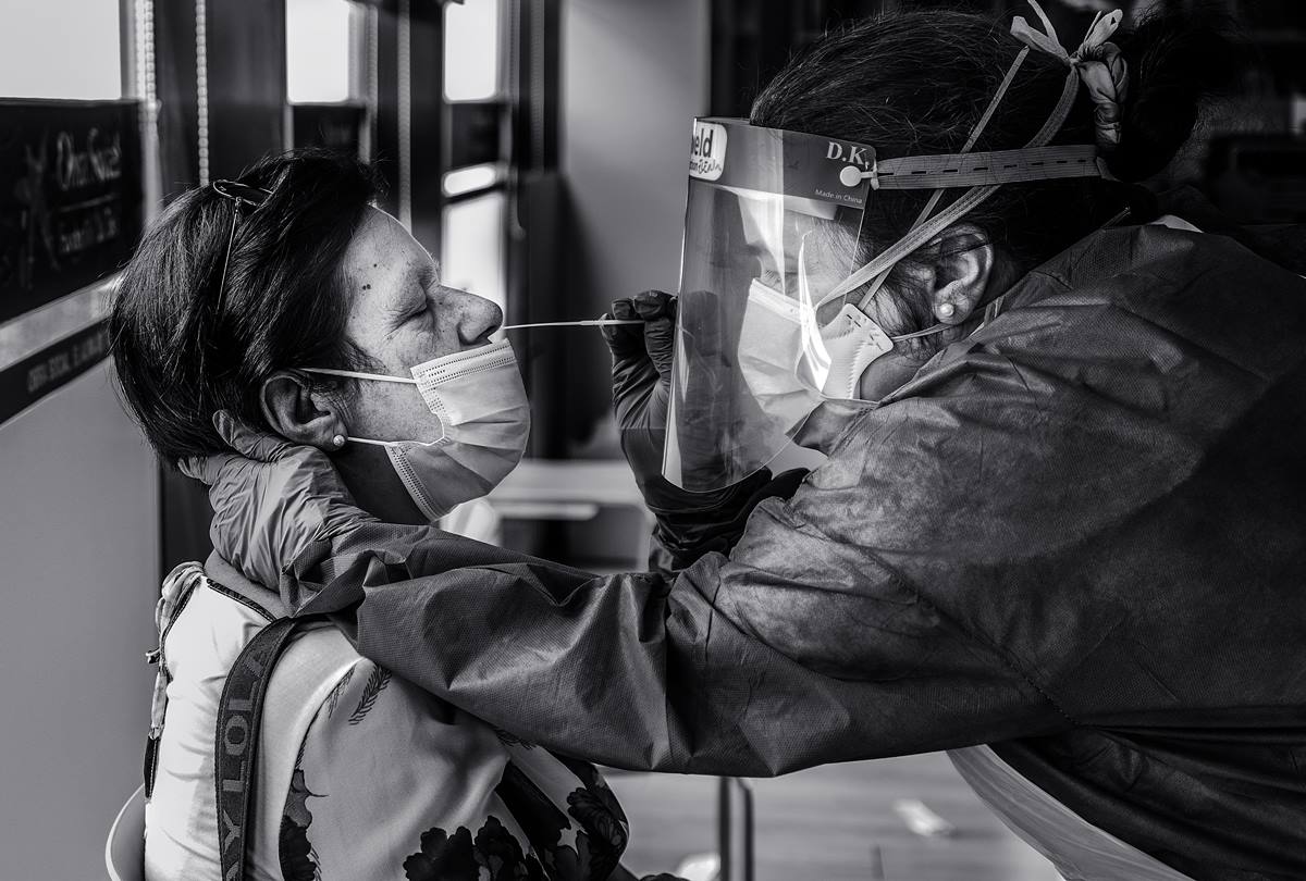 Una sanitaria del Coronhado tomando muestras para realizar una prueba diagnóstica del coronavirus. Emilio Barrionuevo