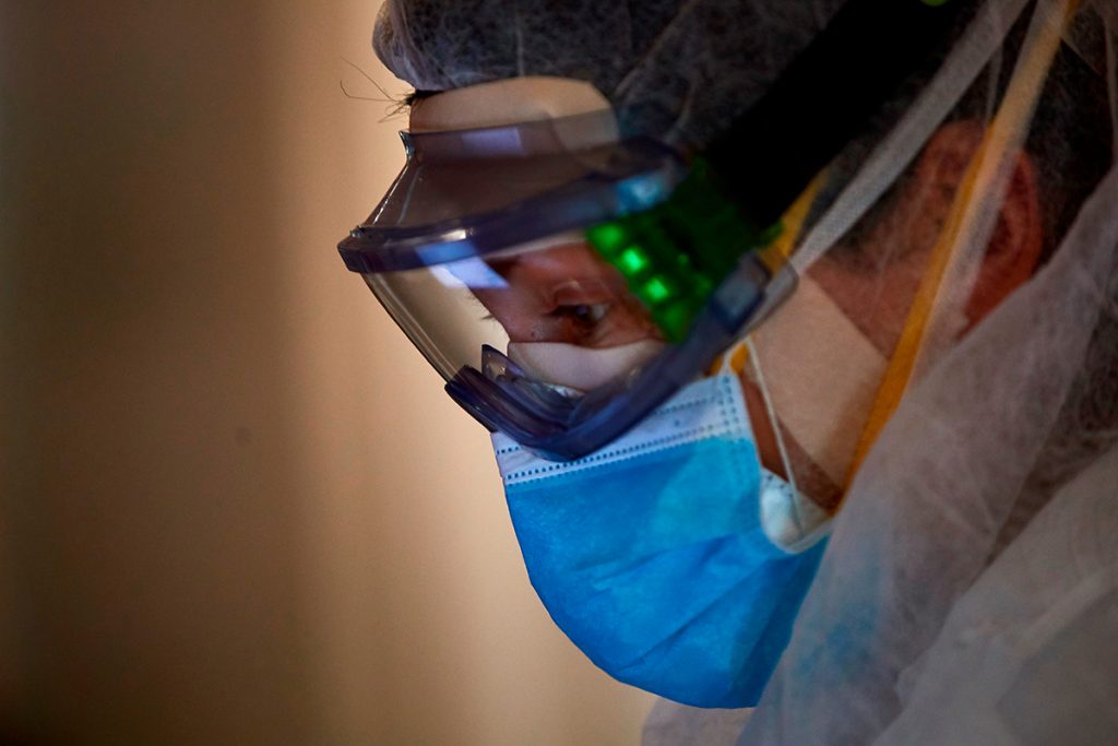Profesionales sanitarios realizan su trabajo con enfermos de la COVID -19