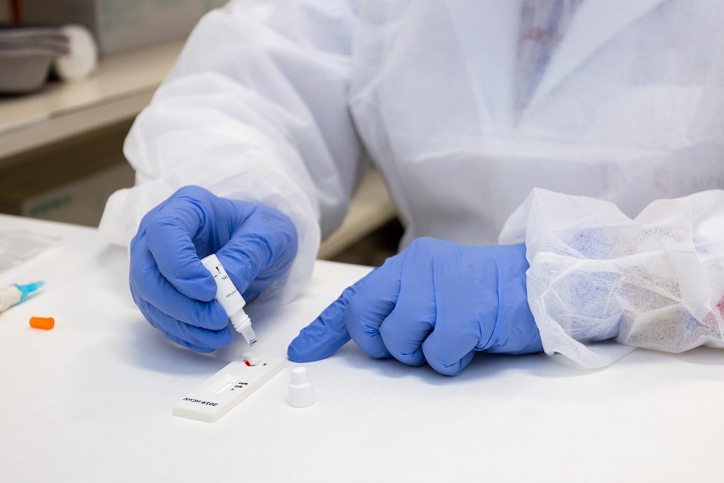 TEST CORONAVIRUS LABORATORIO GUANTES