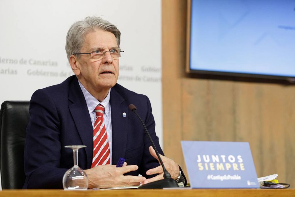 El portavoz del Ejecutivo canario, el consejero Julio Pérez, ayer en Santa Cruz de Tenerife. DA