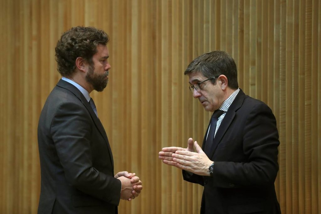 El portavoz de Vox, Iván Espinosa de los Monteros, y el presidente de la Comisión para la Reconstrucción Social y Económica tras el coronavirus del Congreso, Patxi López. EP